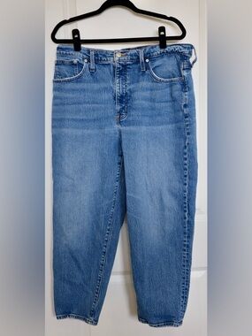 Madewell Straight-Leg Jeans in Light/Medium Blue